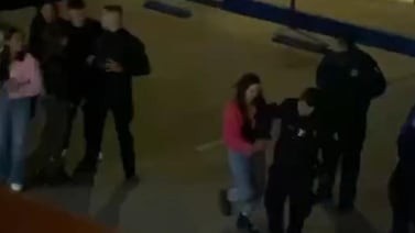 VIDEO VIRAL: Joven se pone a bailar con policía que llegó a su fiesta