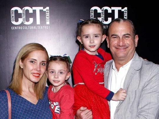 Patricio Cabezut junto a sus hijas y su ex esposa