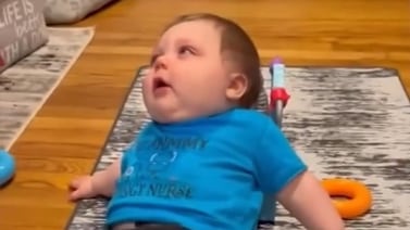 VIDEO VIRAL: Bebé enternece a internautas por su reacción al golpearse