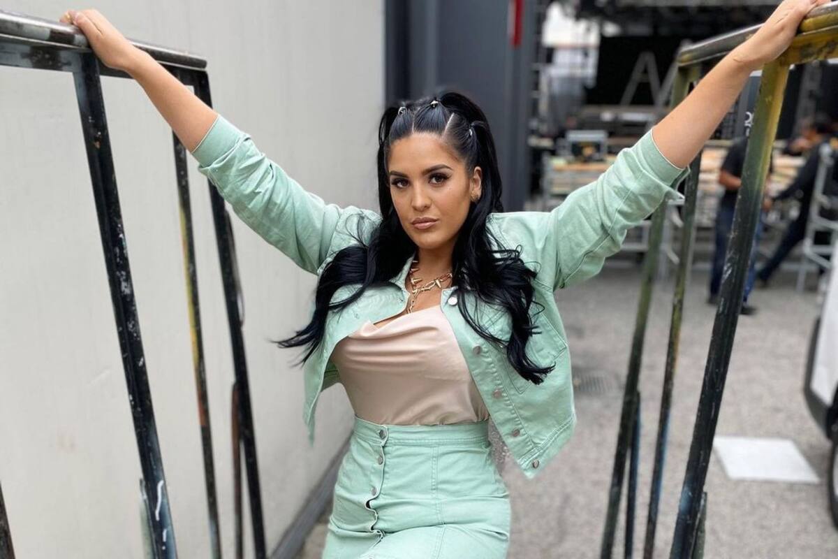 Curvy Zelma maravilla a internautas usando un top