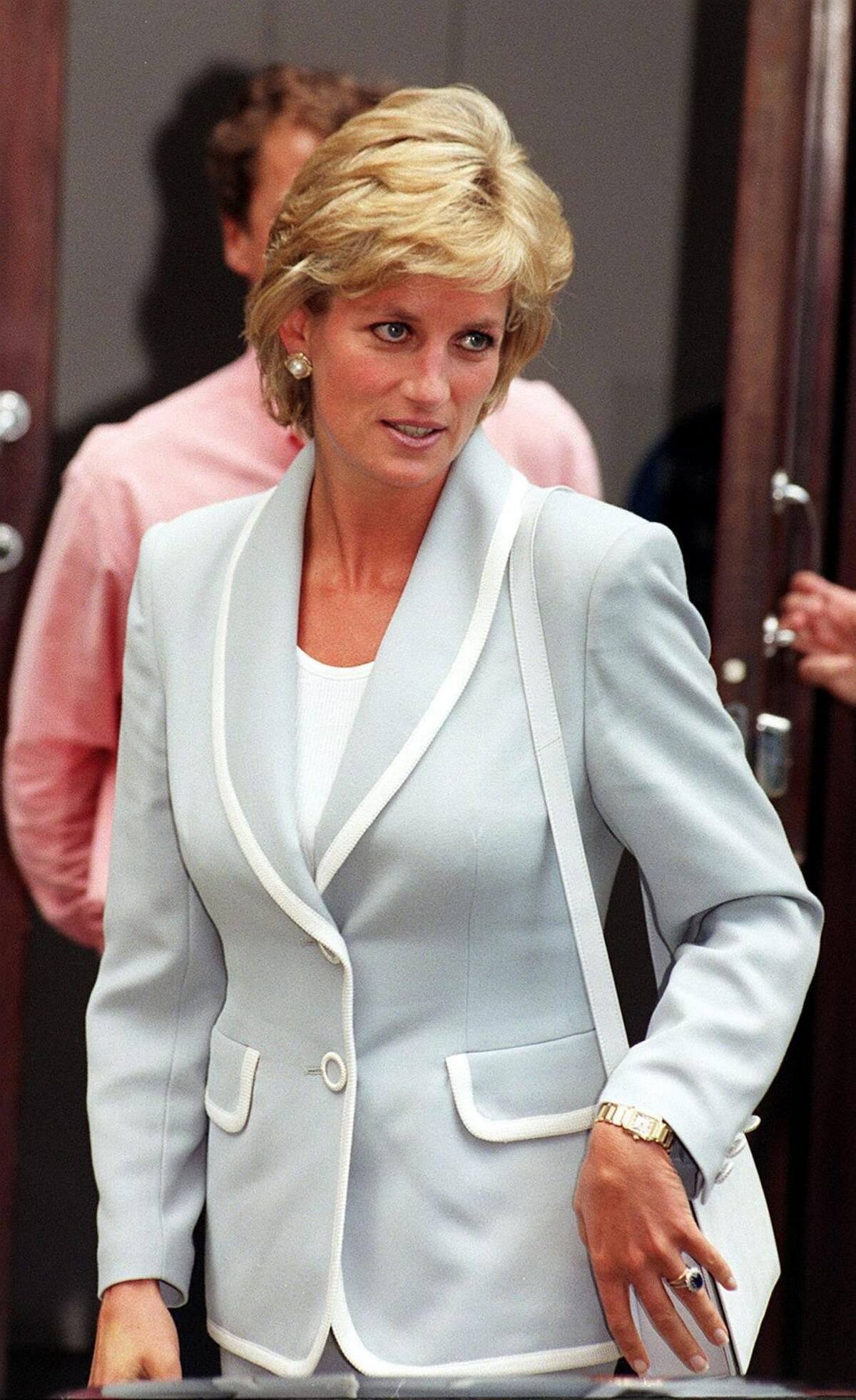 PA50 LONDRES (REINO UNIDO) 10/02/05 : Una imagen de archivo del 28 de agosto de 1996 que muestra a la princesa Diana de Gales, con su anillo de compromiso de diamantes y zafiros engarzados, mientras sale de los estudios del Balet Nacional Británico. El príncipe de Gales y Camilla Parker Bowles han anunciado finalmente su matrimonio, acabando con años de especulaciones acerca de su relación. Por último, la pareja más duradera del príncipe Carlos se convertirá en miembro de la familia real, llamada como su Alteza Real, pero no Reina Camila. Siguiendo las ceremonias nupciales, la boda civil se celecrará en el Castillo de Windsor y se convertirá em Duquesa de Cornwall. EFE/PA UK AND IRELAND OUT