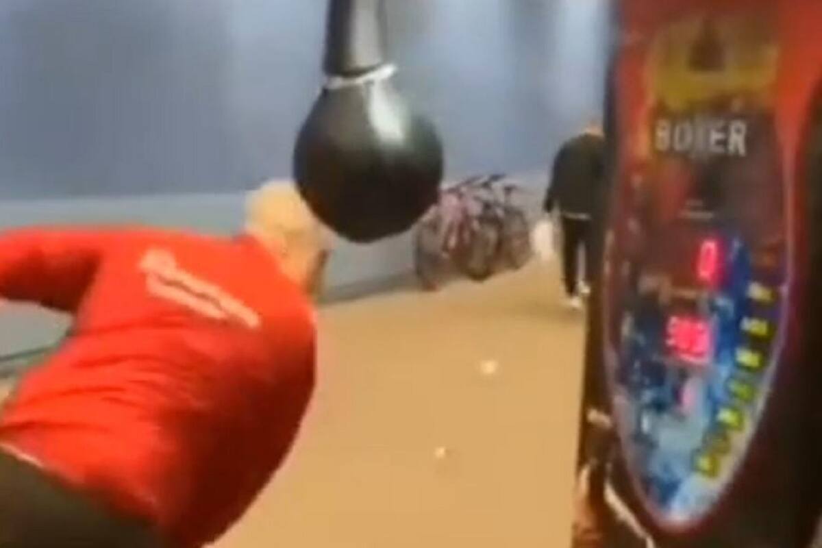 Señor de la tercera edad termina en el piso al intentar golpear una pera de box