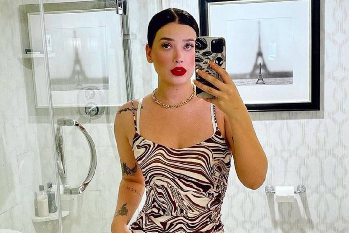 Brenda Zambrano enseña su figura con poca ropa sobre un sillón