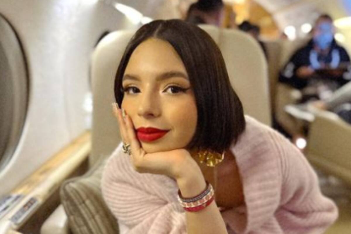 Captan el momento en el que Ángela Aguilar atasca su Tesla