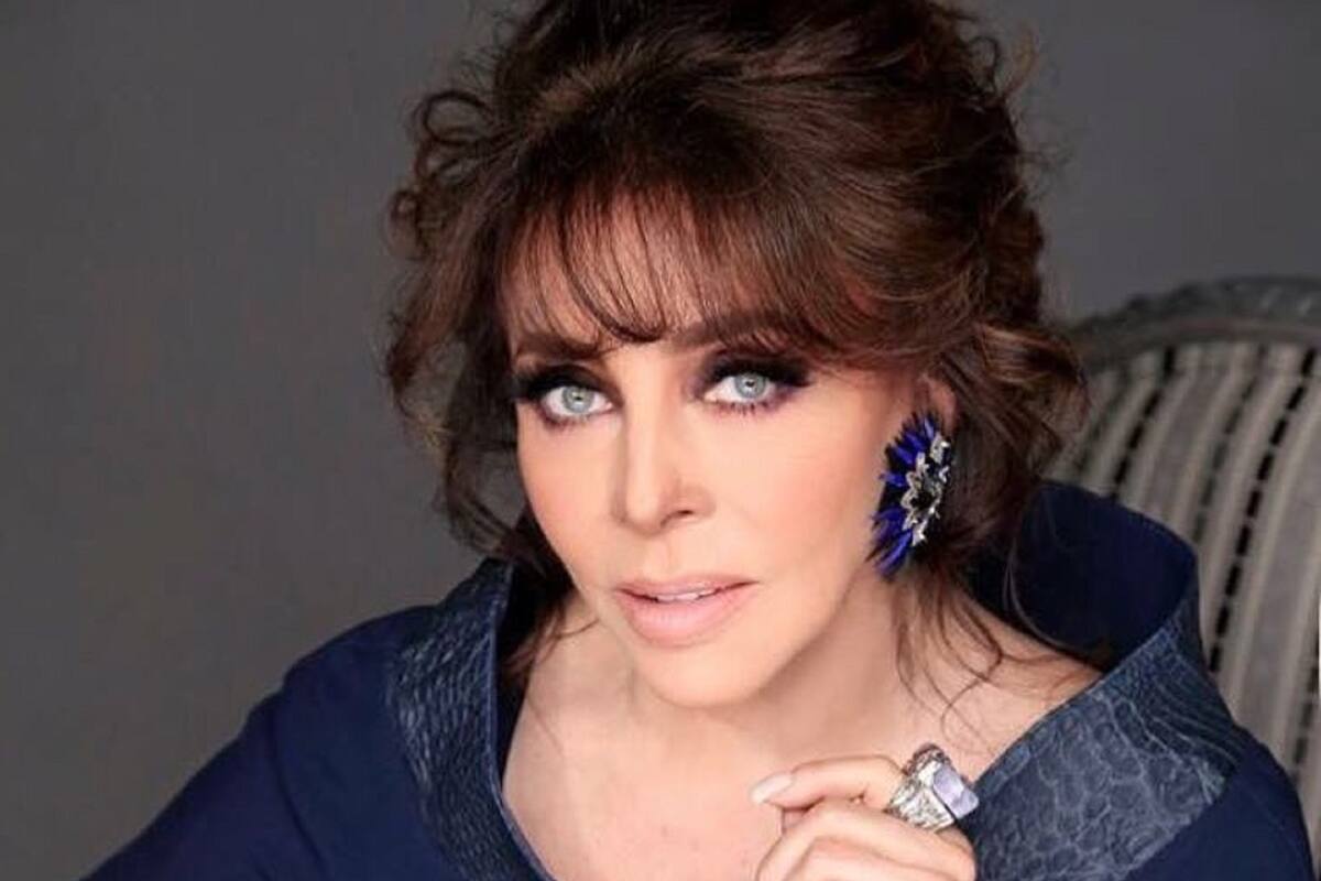 Al natural y presumiendo sus canitas, Verónica Castro se vacuna contra el Covid-19