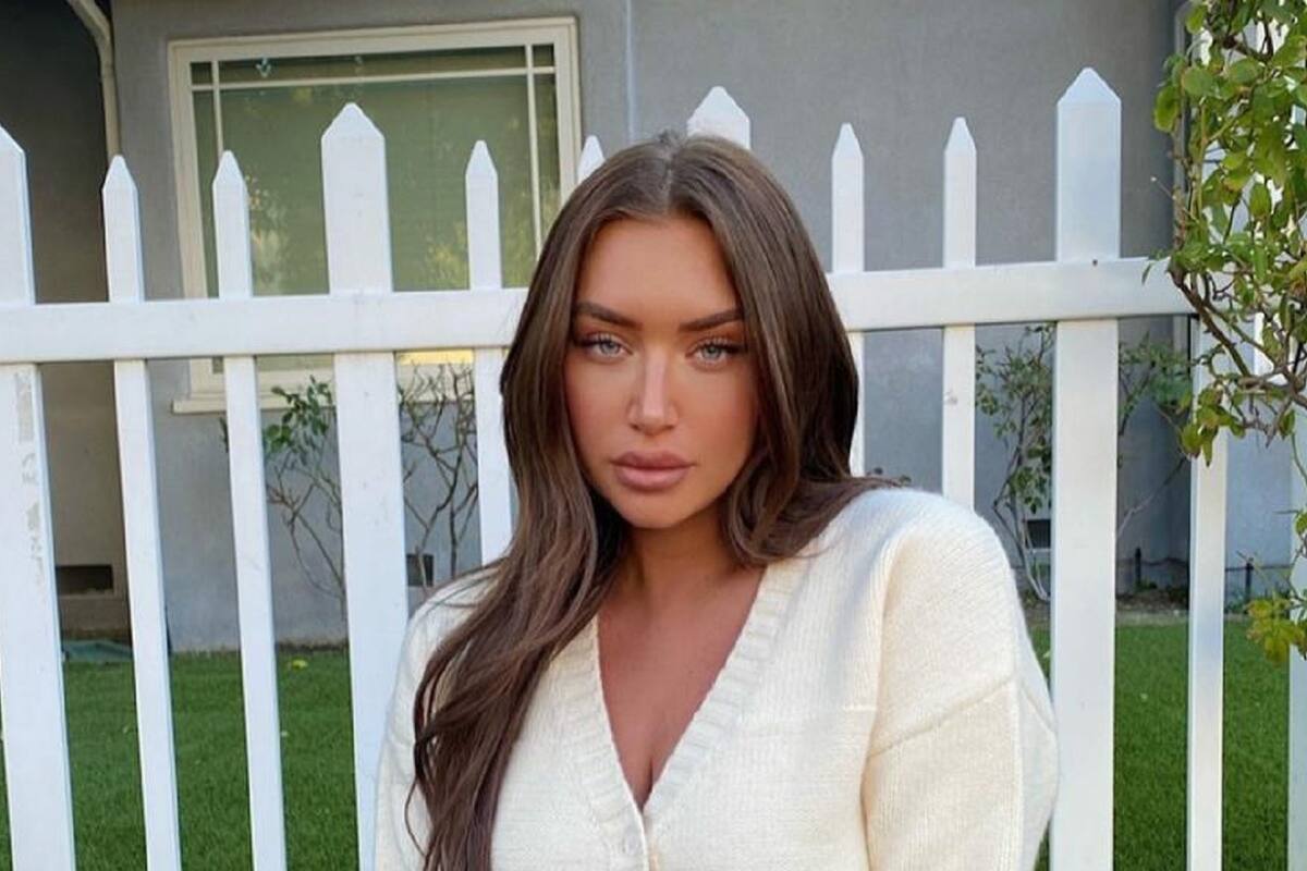 Anastasia Karanikolaou modela acostada su candente ropa interior de encaje