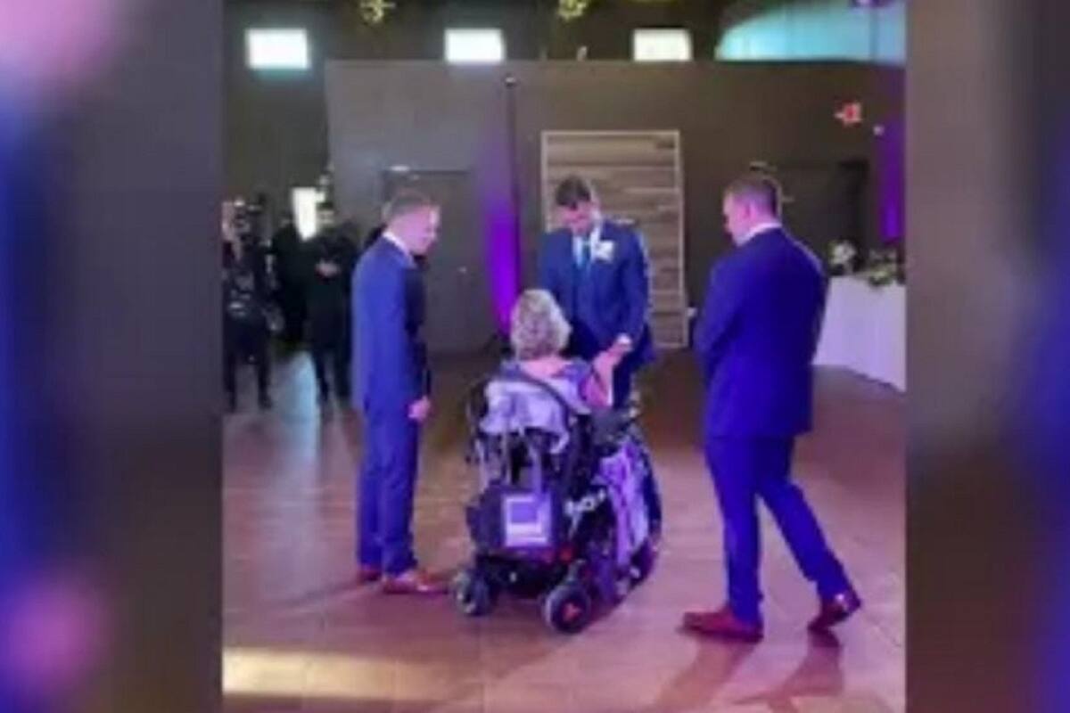 Joven levanta a su madre de la silla de ruedas para bailar con ella el día de su boda