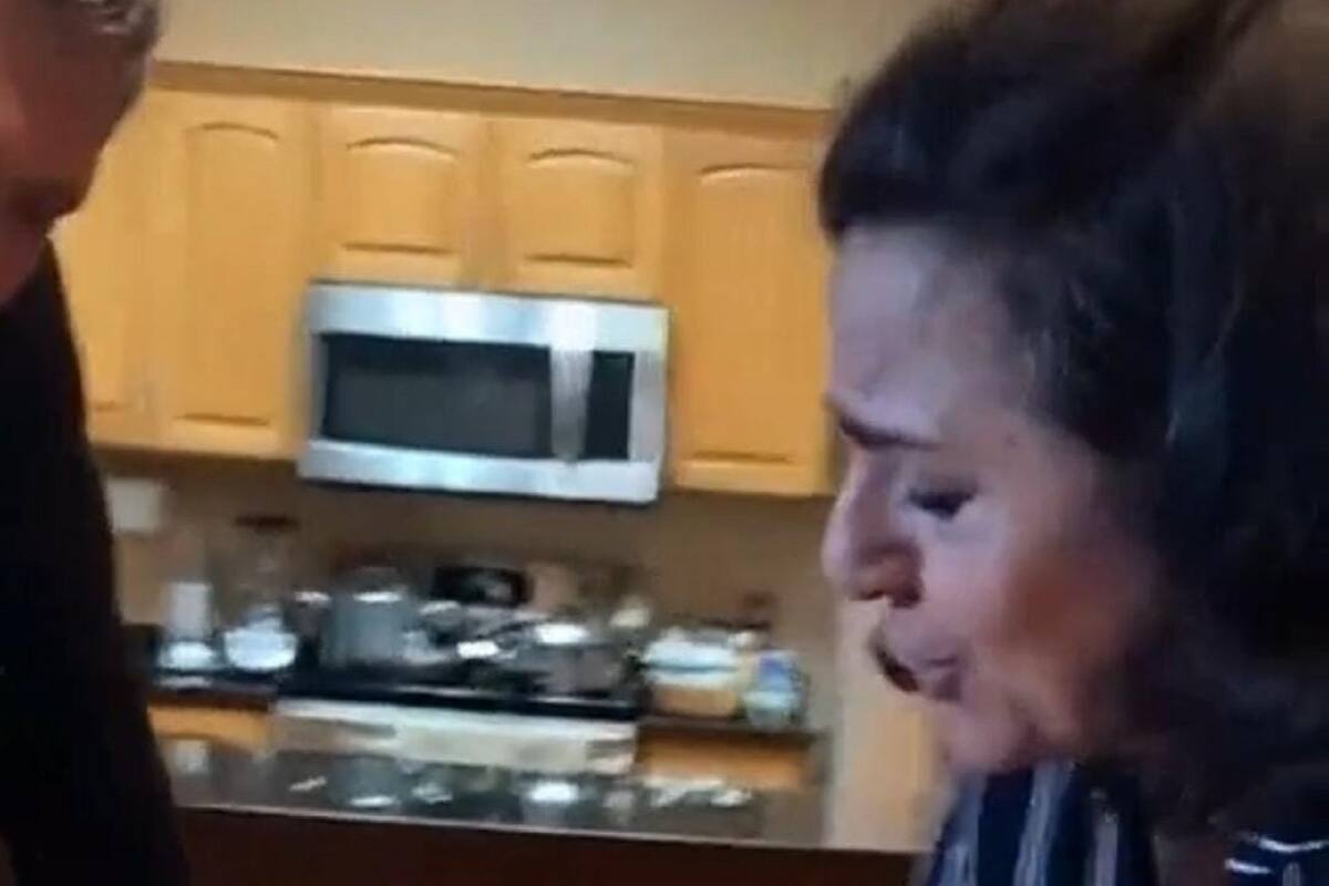 Mujer se enoja porque su esposo no la deja poner la última pieza del rompecabezas