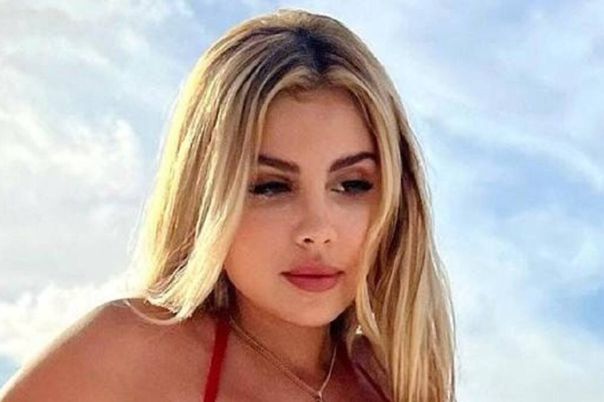 Alexa Dellanos modela desde la sauna su espectacular bikini y causa sensación