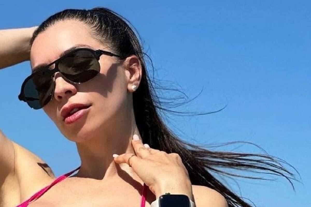 Neiva Mara modela su traje de baño desde la orilla del mar