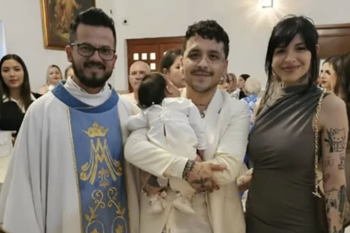 Foto exclusiva de Cazzu y Nodal en bautizo reaviva su historia: lo que hay detrás de la imagen