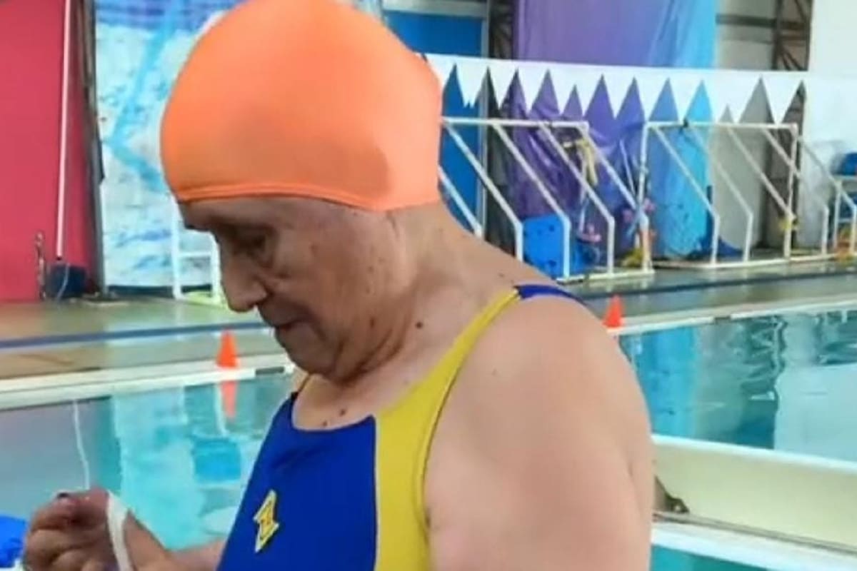 Nieta comparte el primer día de su abuela de 80 años en clases de natación y se vuelve viral