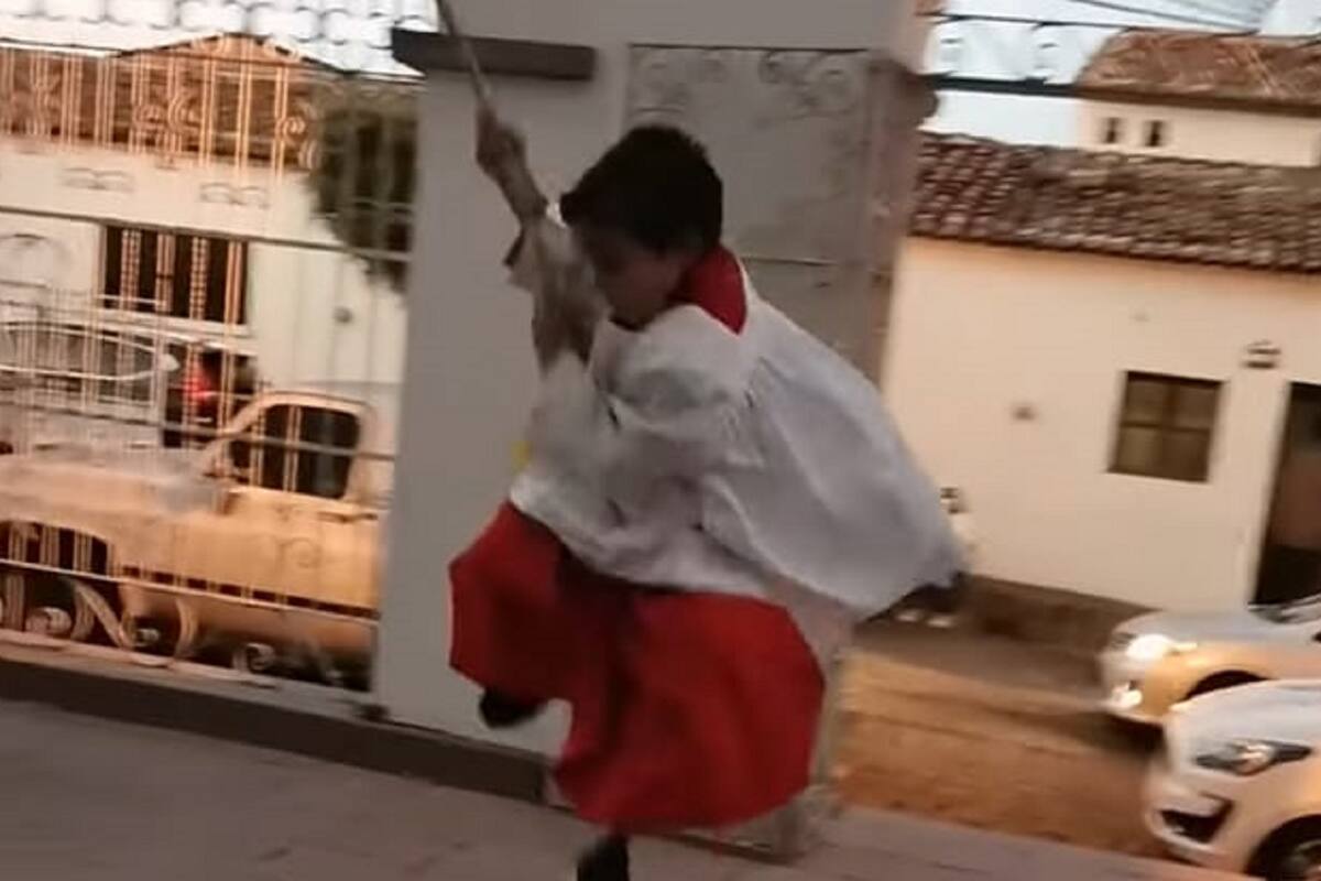 VIDEO VIRAL: Al estilo de "Tarzán", monaguillos tocan la campana de la iglesia