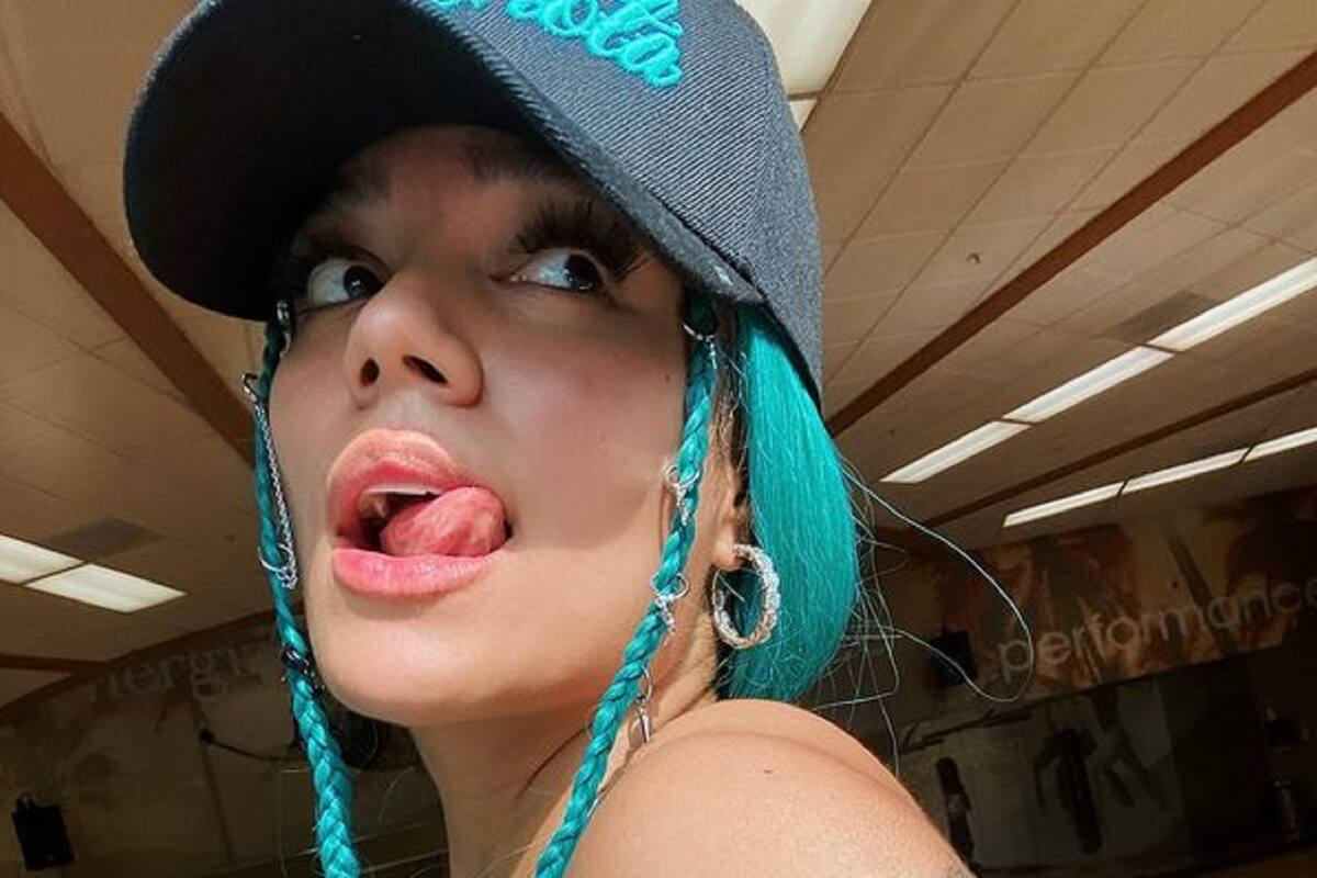 Karol G remarca su figura mientras se ejercita