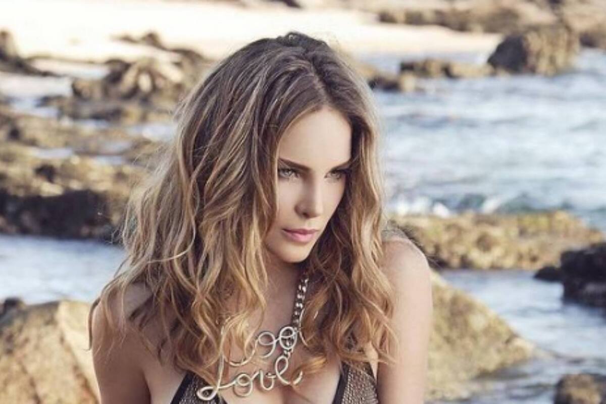 Belinda provoca suspiros de espaldas y con traje de transparencias