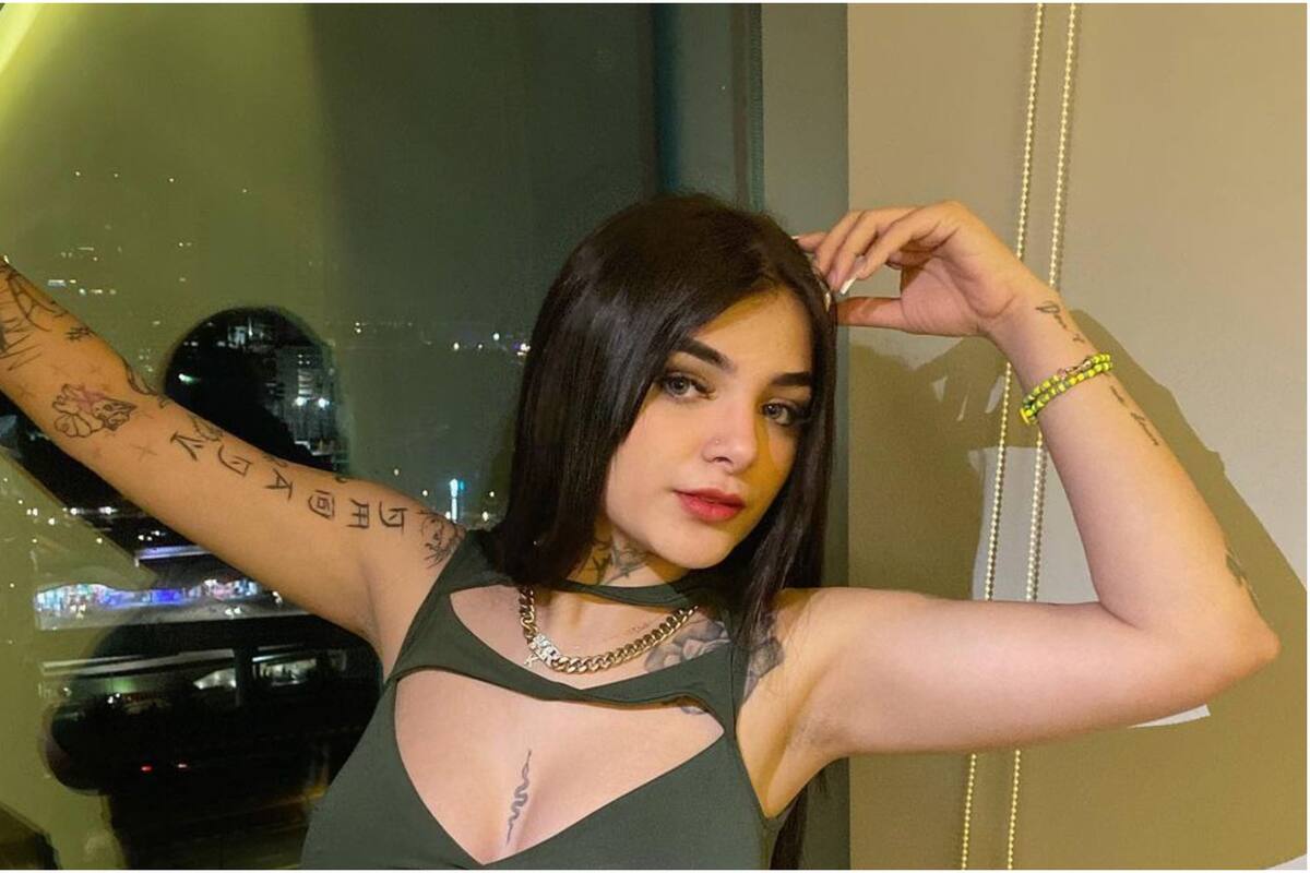 Karely Ruiz enciende las redes con sus fotografías en un diminuto traje de baño negro