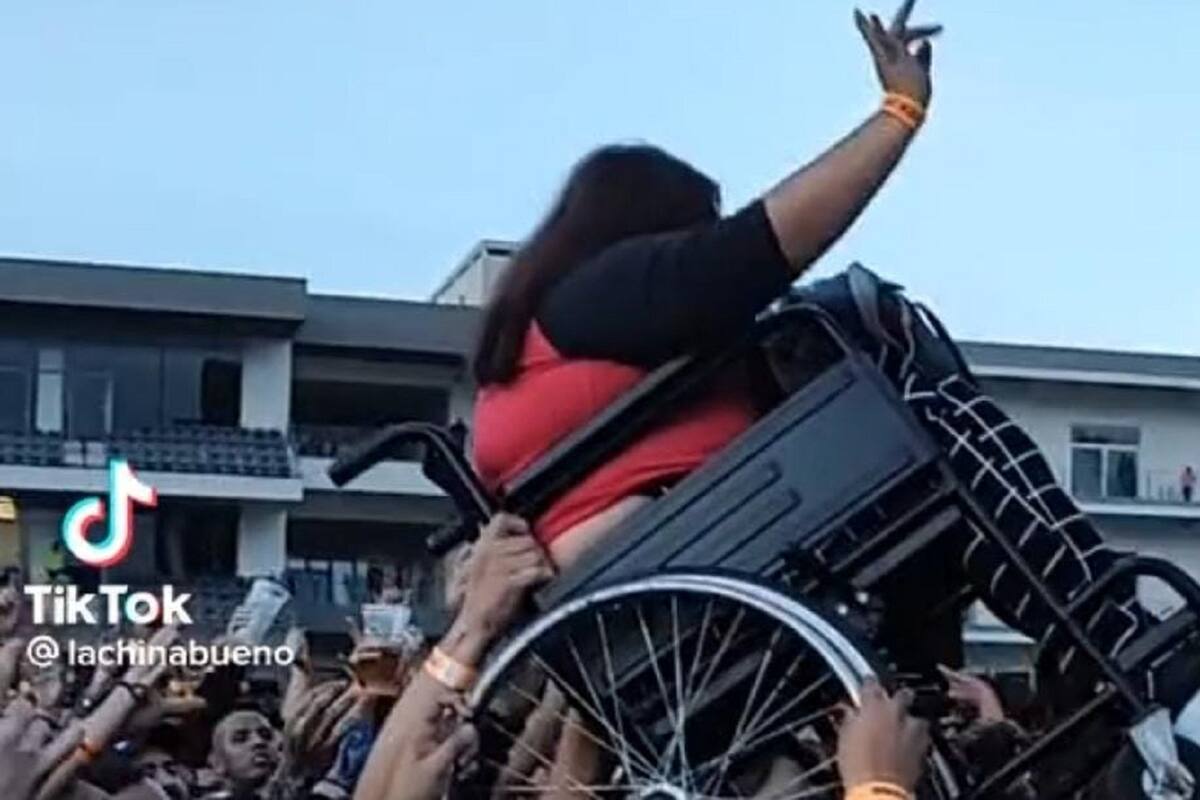 Ayudan a chica en silla de ruedas para que pueda ver a Rammstein en primera fila