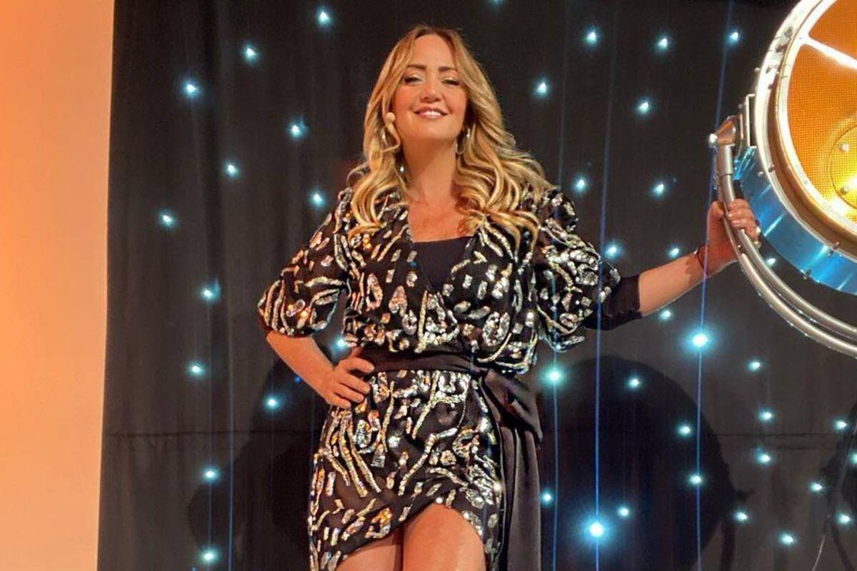 Andrea Legarreta roba miradas mientras posa recostada con un bikini