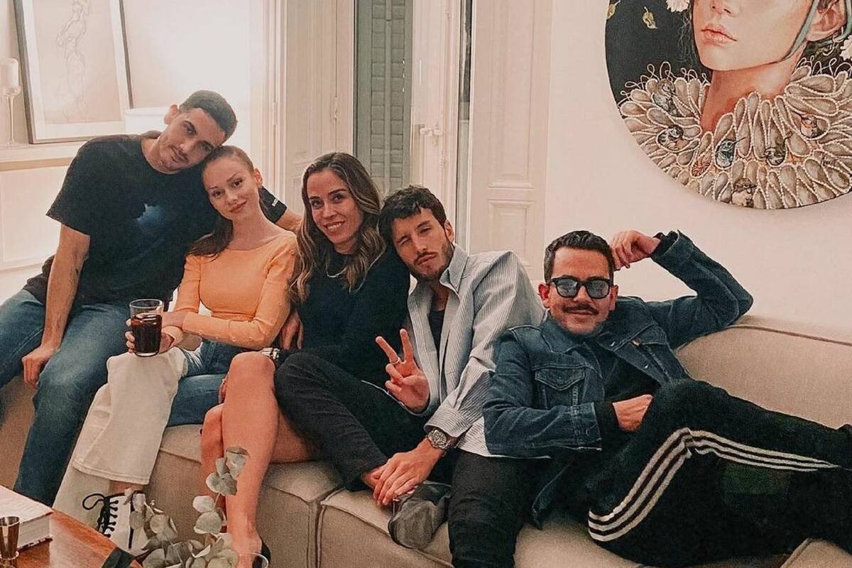 Sebastián Yatra comparte fotos junto con Alejandro Speitzer y Ester Expósito