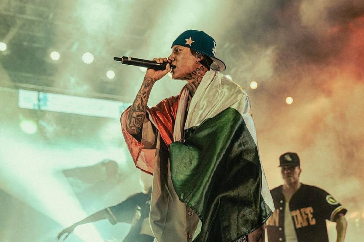 Santa Fe Klan regala billetes a personas de su viejo barrio que lo vio crecer