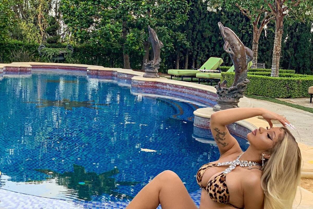 Cardi B presume curvas con diminuto atuendo