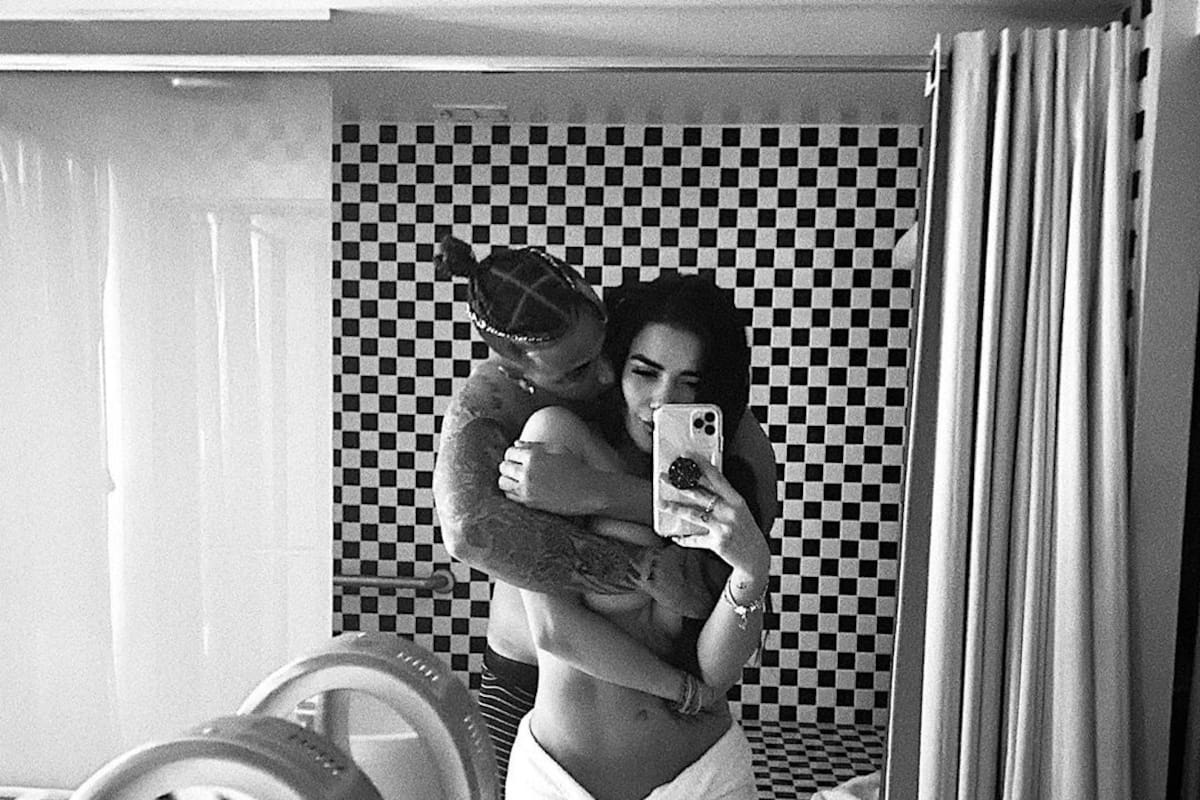 Dania Méndez y su novio presumen sus cuerpazos frente al espejo