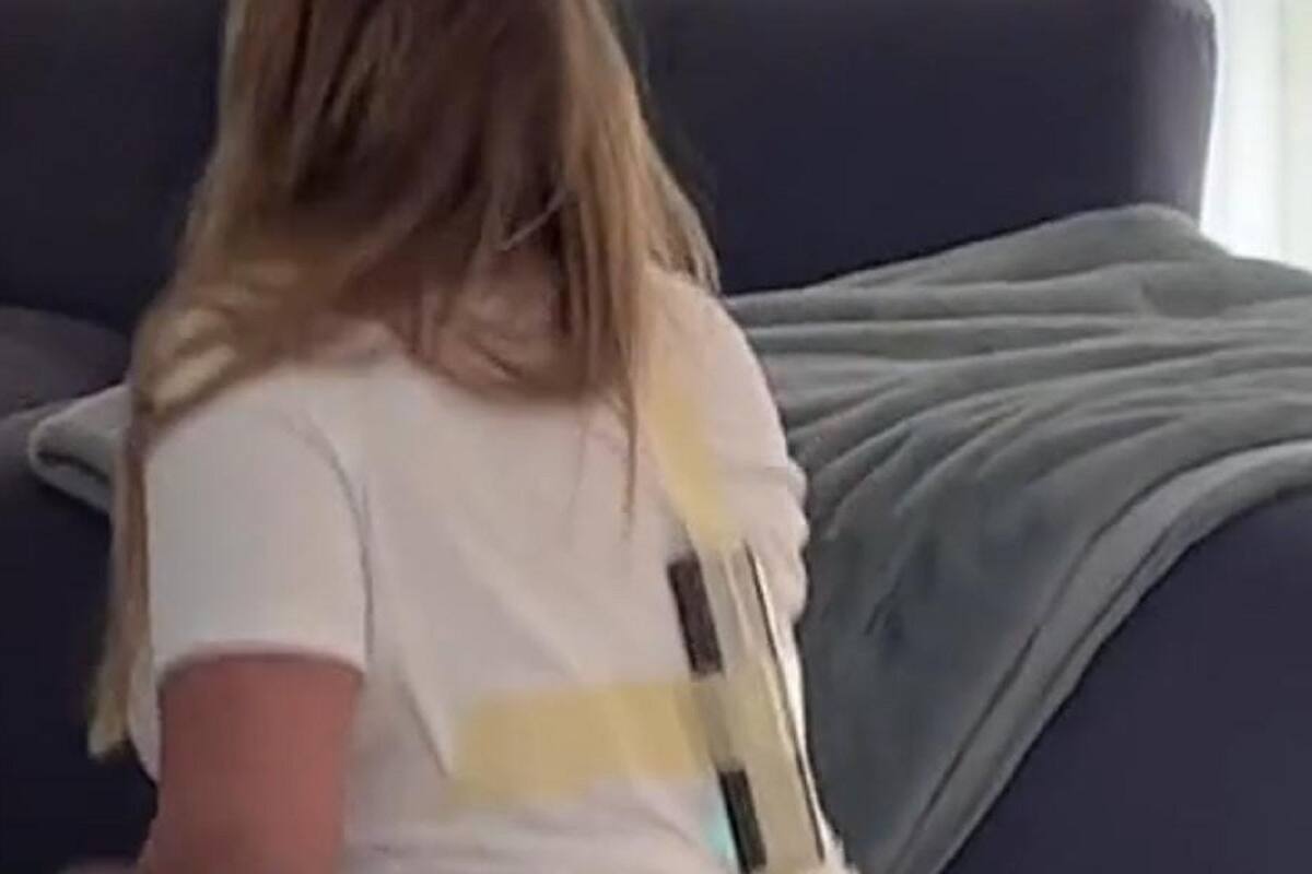 Hombre le pega el celular en la espalda a su esposa y después le marca para ver su reacción