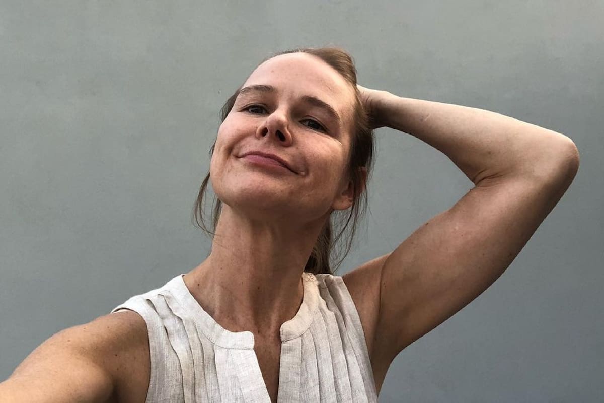 Nailea Norvind ahora vende galletas y aguas en el tianguis