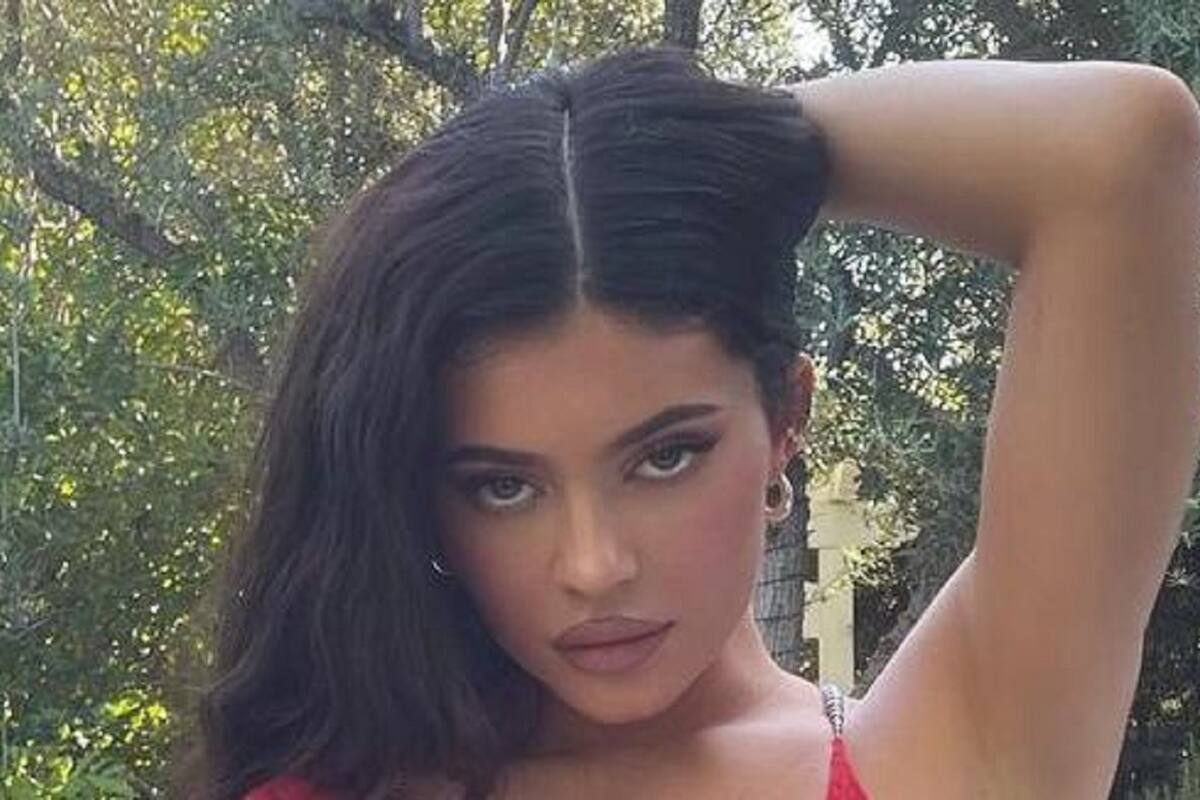 Kylie Jenner luce su candente busto en bikini