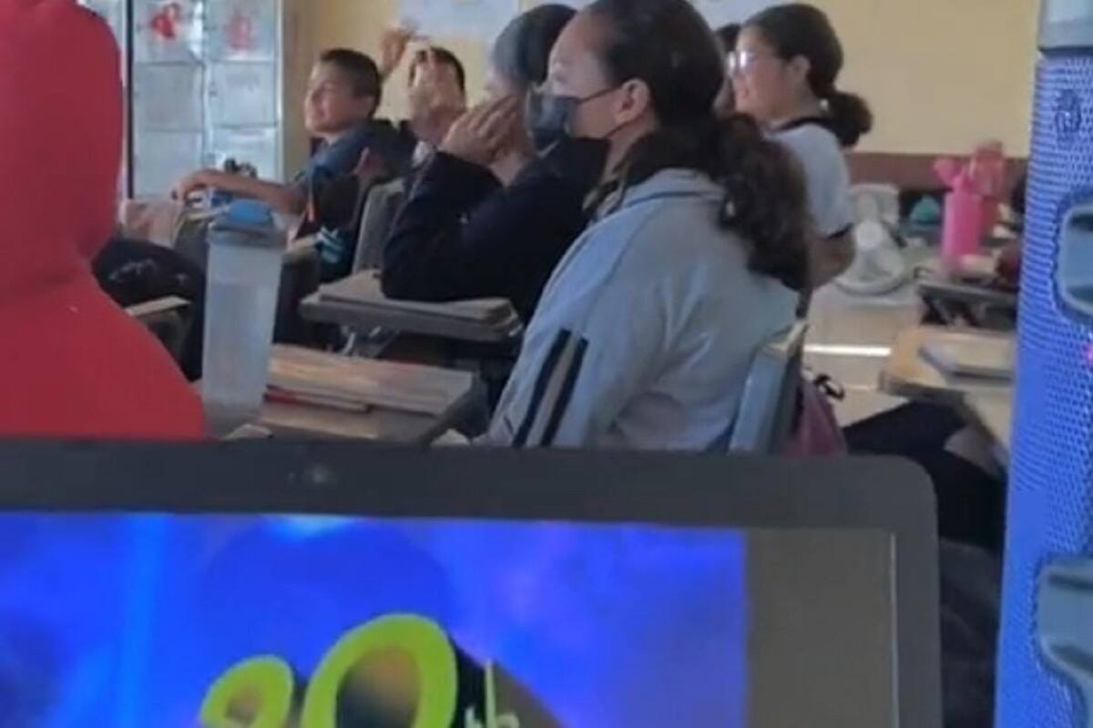 Maestro engaña a sus alumnos y los hace creer que verán una película