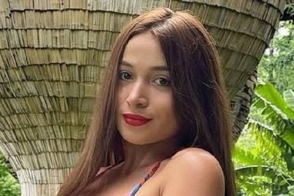 Pandora Kaaki acapara la atención de sus fans con su colorido bikini