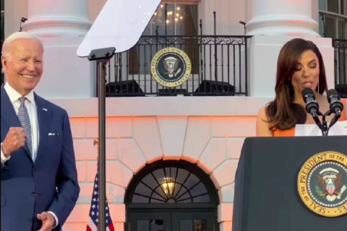 Internautas acusan a Joe Biden de "tocar" indevidamente a Eva Longoria durante un saludo