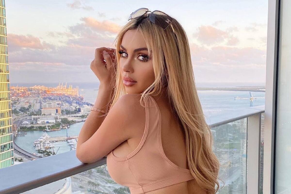 Alexa Dellanos presume su espectacular cuerpo con un entallado bikini negro