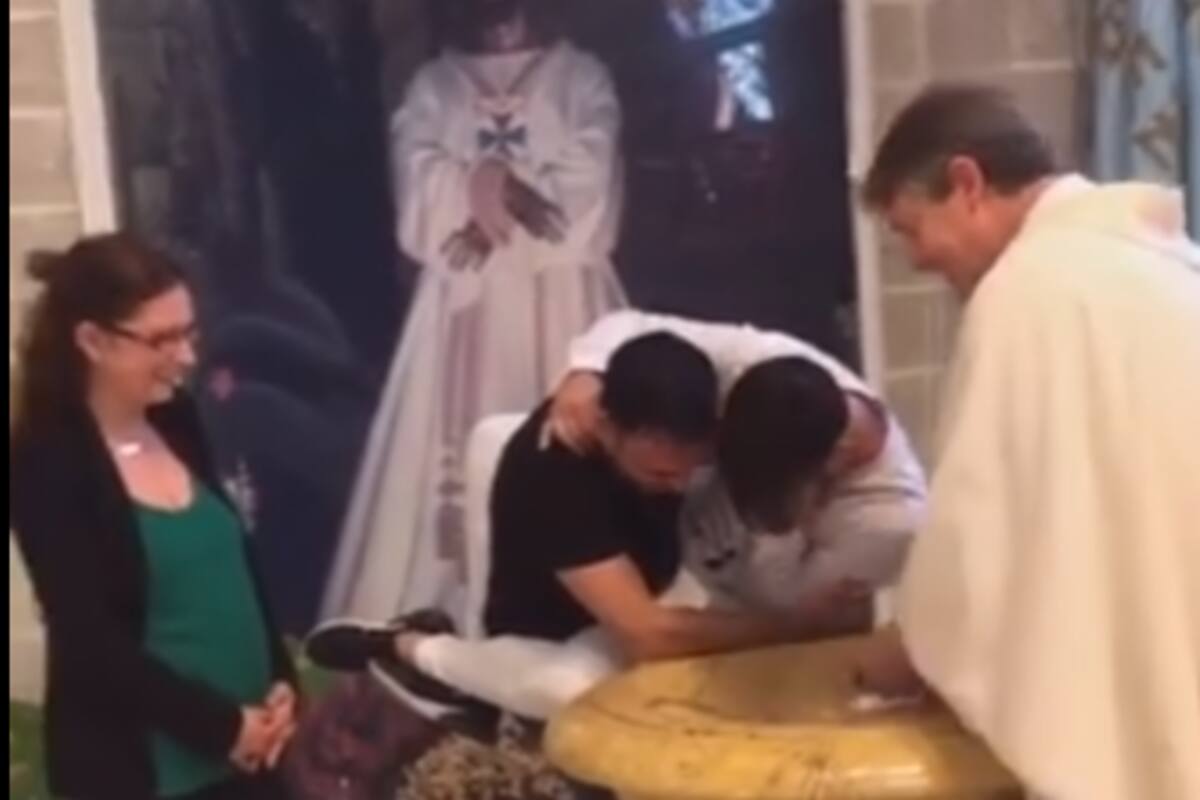 VIDEO: Padre bautiza a joven de 20 años; lo cargan como bebé