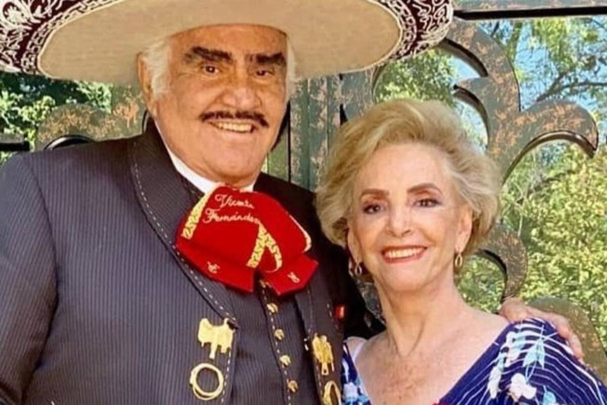 Viuda de Vicente Fernández dice que se le aparece el fantasma de su difunto esposo