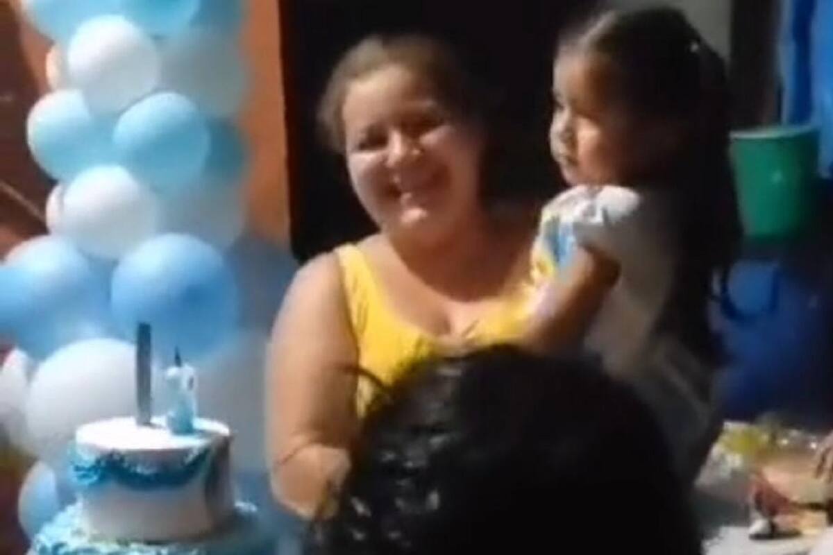 Niños le cantan el Himno Nacional a cumpleañera en lugar de "Las mañanitas"