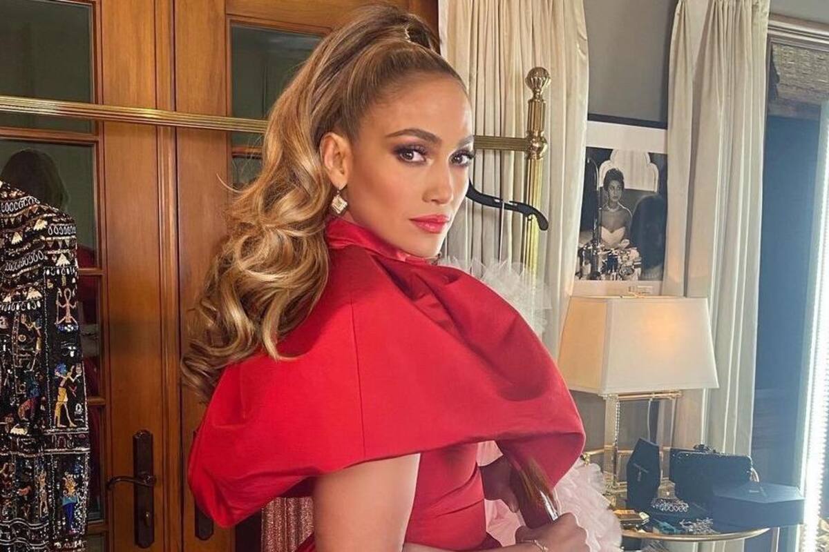 Rubia y como Dios la trajo al mundo, así manda JLo un mensaje en su nuevo video