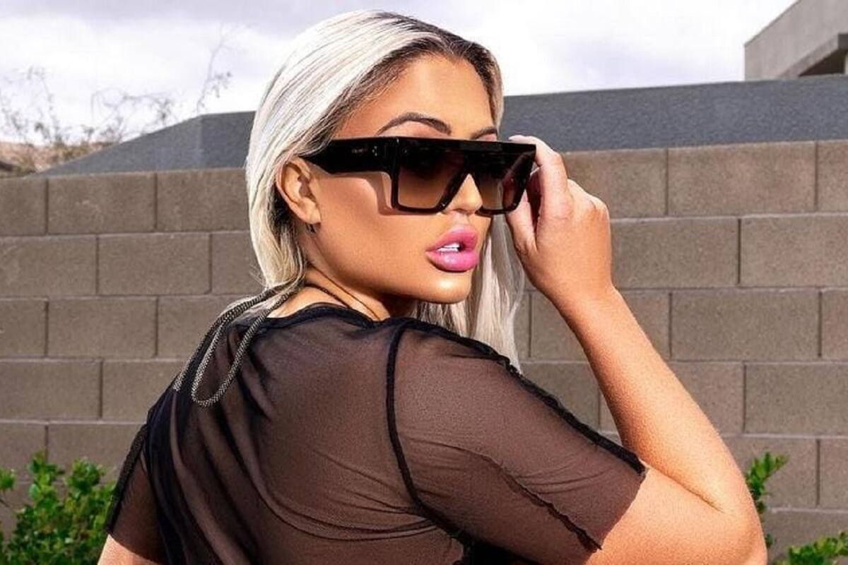 Danii Banks acapara las miradas de sus fans modelando su bikini en la piscina