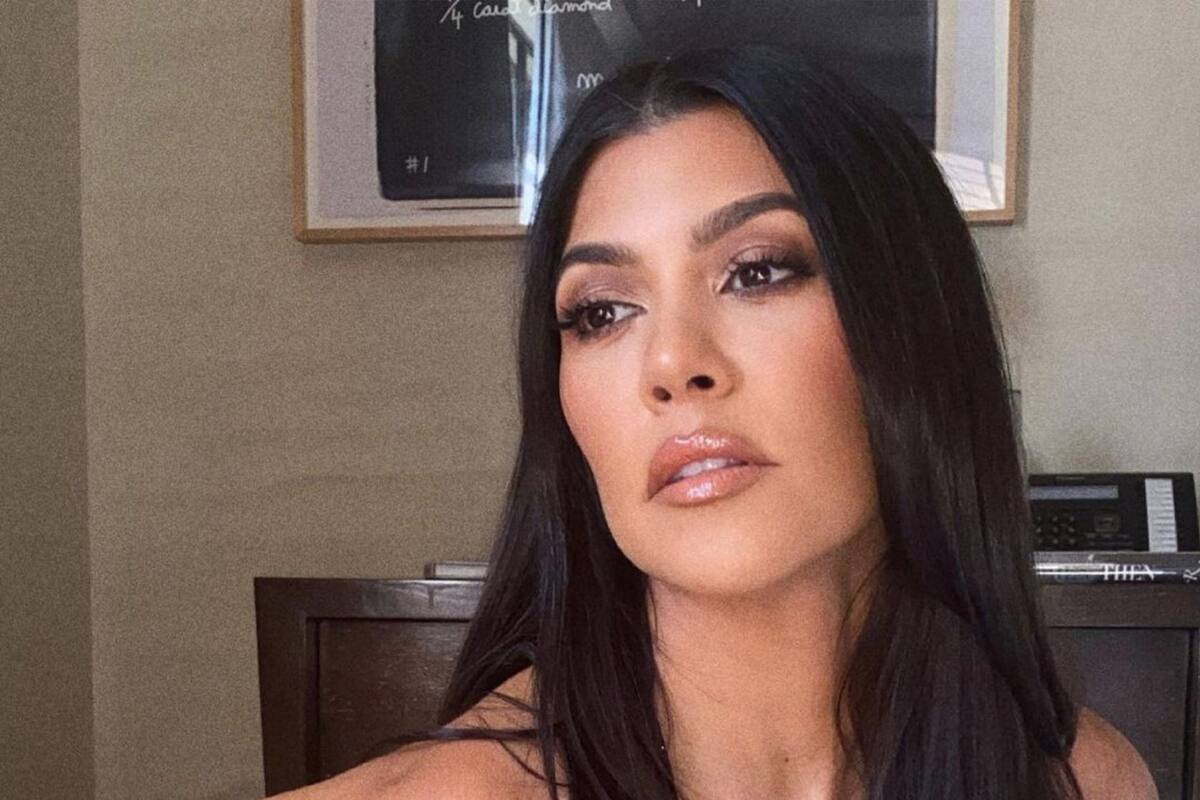 En diminuto bikini, Kourtney Kardashian deleita a sus seguidores