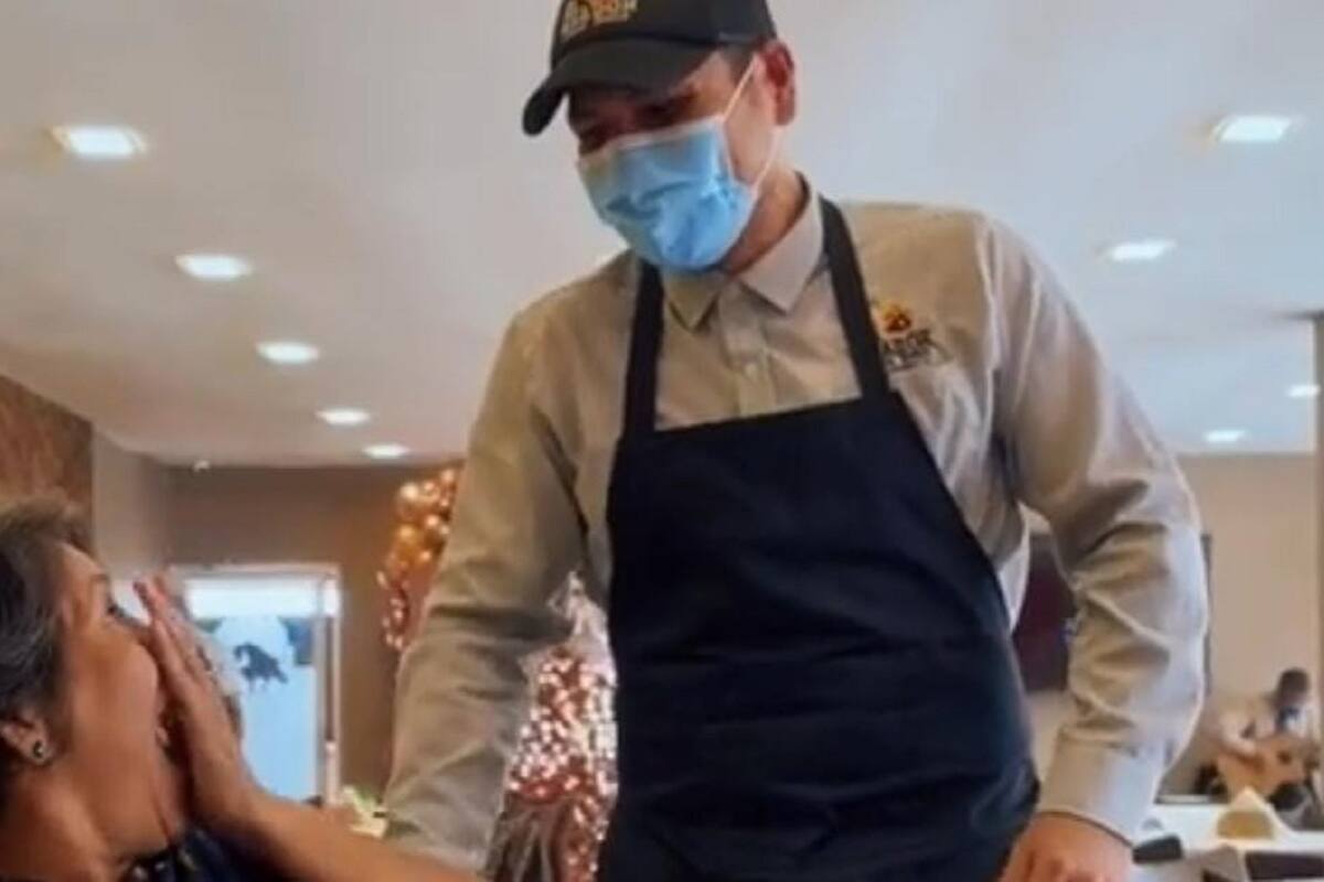 Hombre se hace pasar por mesero para sorprender a su madre y abuela después de cuatro años sin verlas