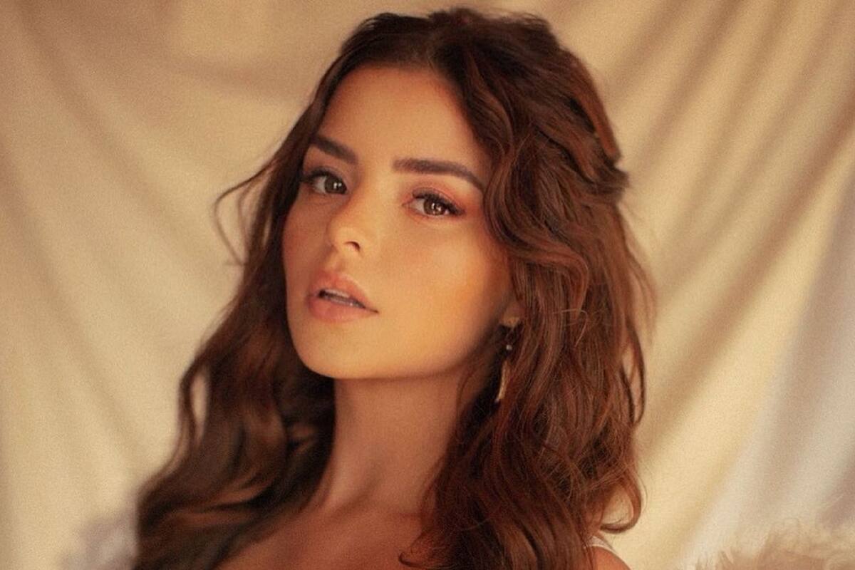 Demi Rose envuelve sus curvas con ajustado bikini en las playas de Italia