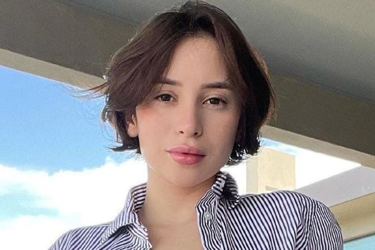 Verónica Perasso deja al descubierto sus grandes encantos con su chaqueta abierta