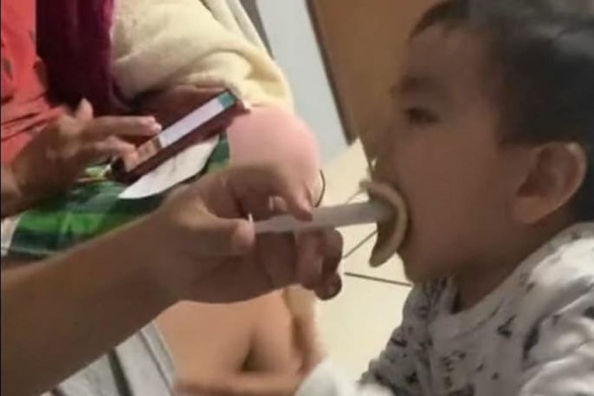 Padre engaña a su hijo con un hotcake para hacerlo tomar su medicina