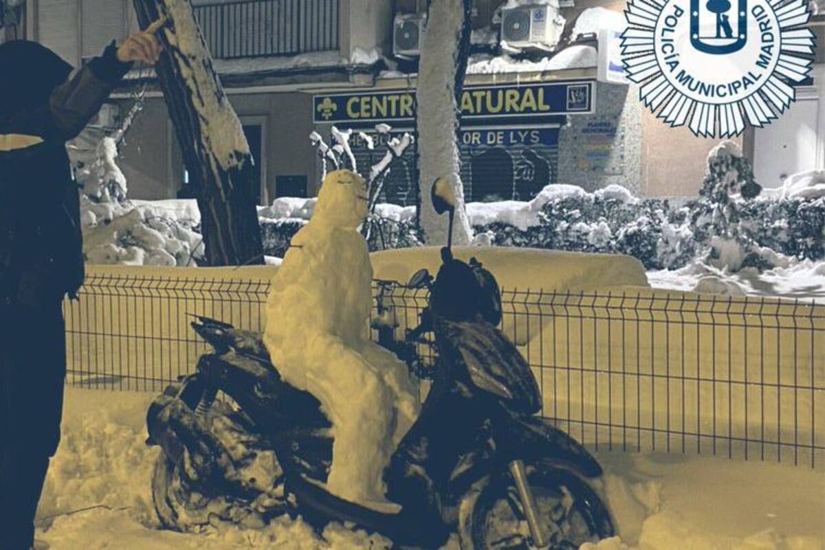 Policía de Madrid “multa” a mono de nieve por ir en moto, sin casco y lo deja “helado”