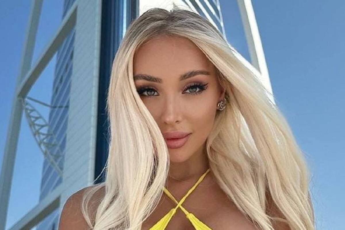 Daniella Chávez hace gala de sus marcadas curvas con su traje de baño amarillo