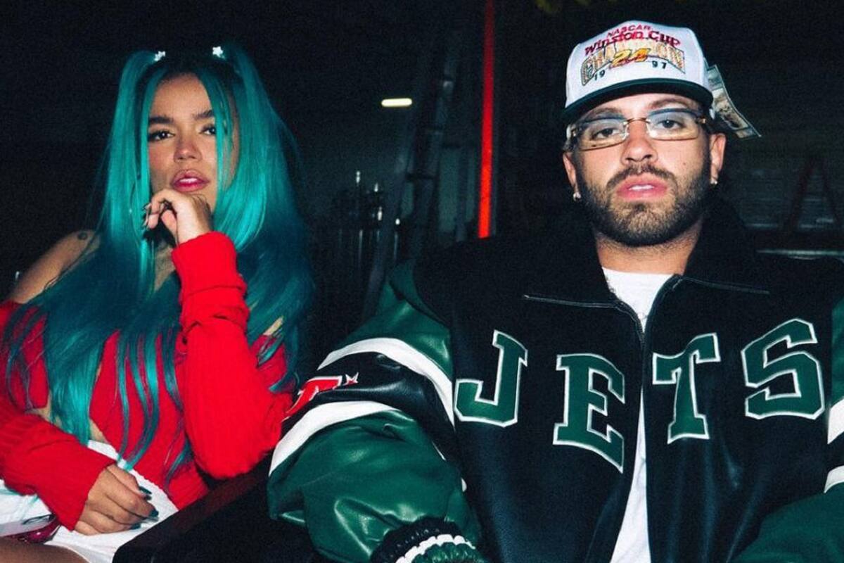 Karol G y Feid son captados envueltos con manteles e ignoran a sus fans