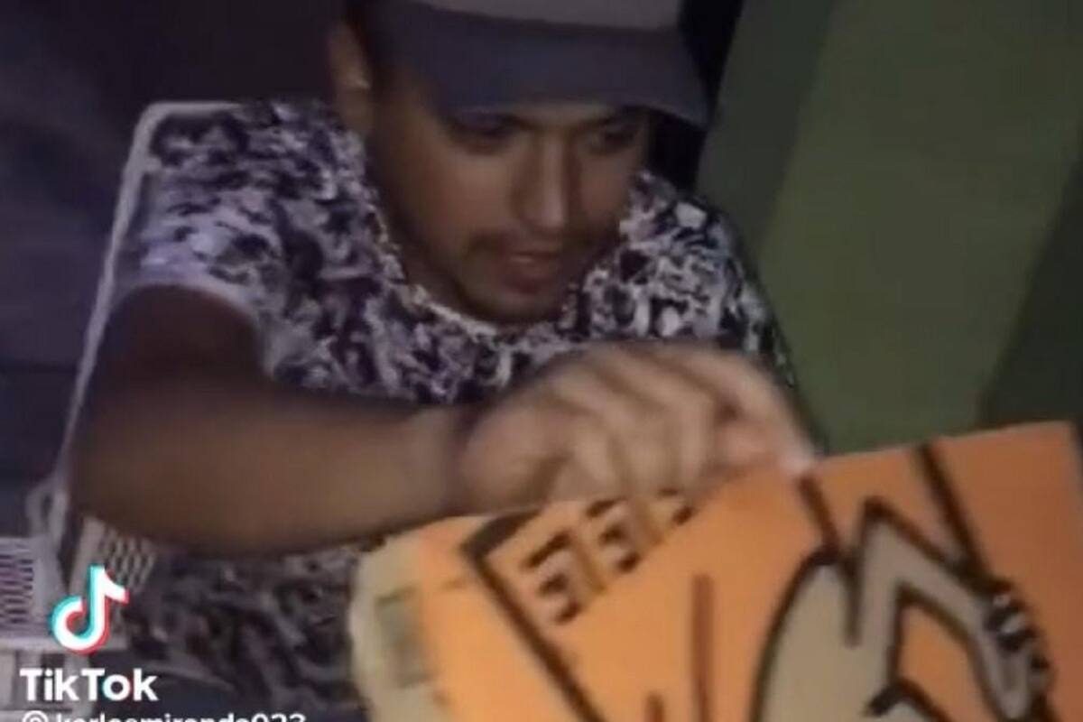 Joven se vuelve viral en TikTok por su particular forma de pedirle a su amigo que tome con él
