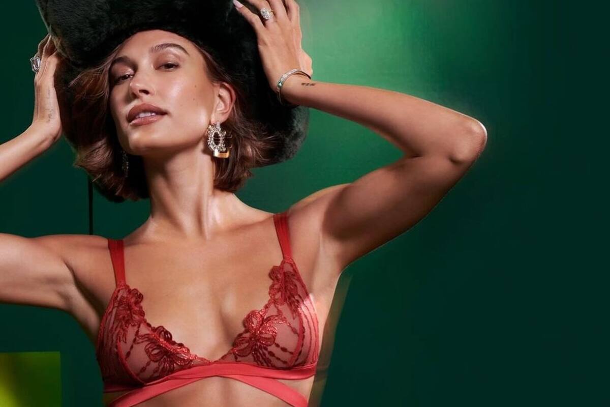 Hailey Bieber posa en Lencería de Victoria's Secret