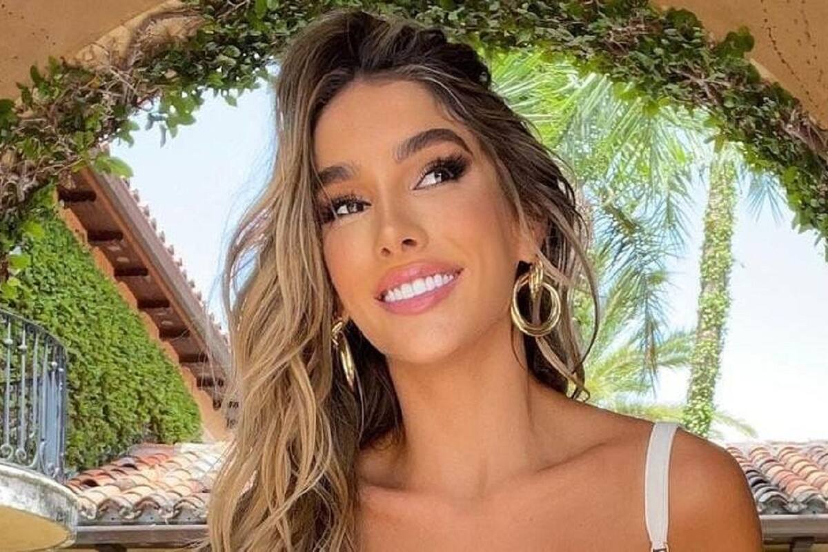 Lyna Pérez deja al descubierto su exuberante figura en diminuto bikini de colores