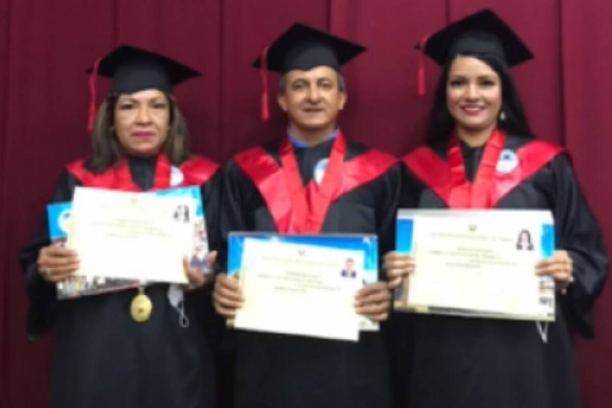 Mamá, papá e hija, se graduaron de la universidad el mismo día